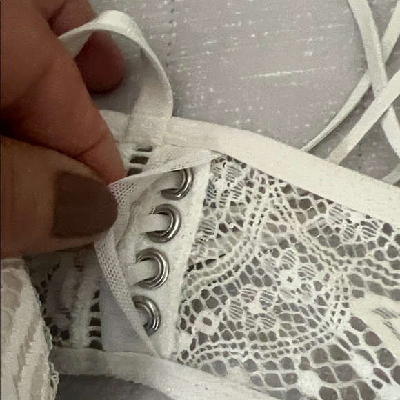 Victoria's Secret Ivory Lace Bra - Picture 9 of 14